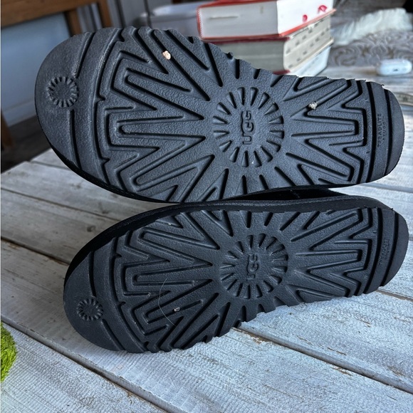 Ugg | kids | class mini boot | plush lining  | black | branded | suede | 5 - Picture 5 of 11